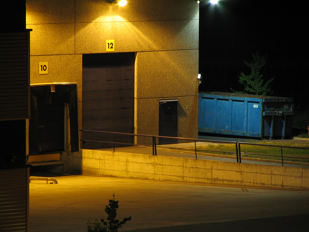 Una fabbrica di notte