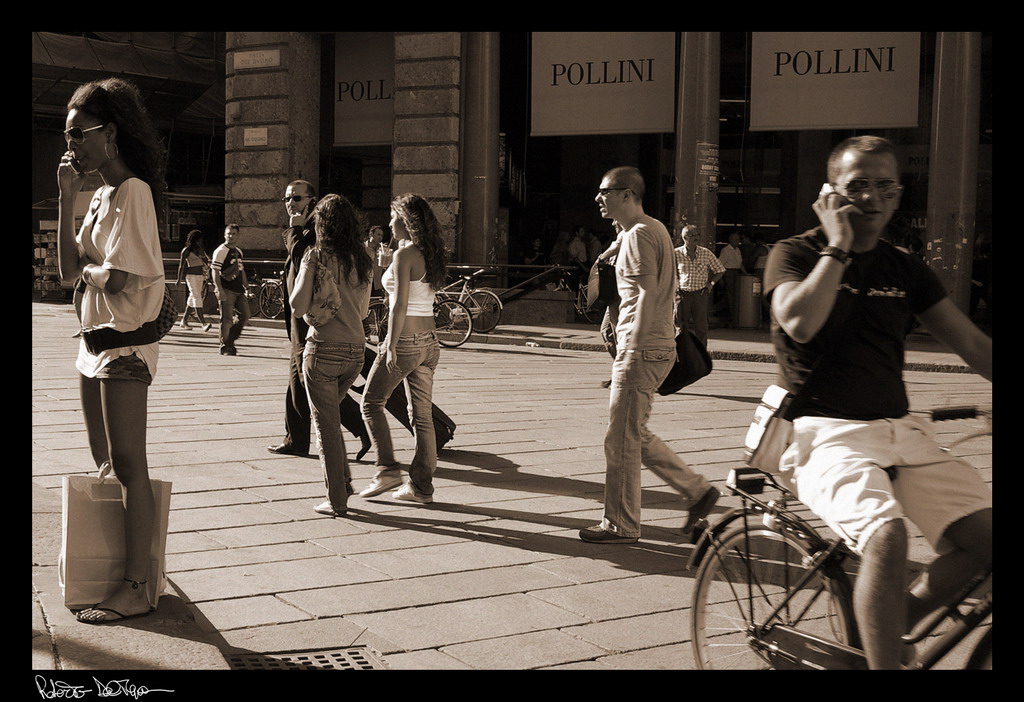 di fronte a Pollini (Milano)