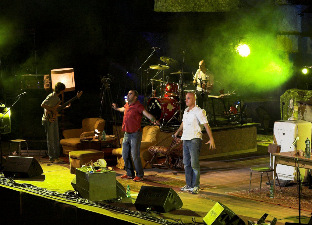 Spettacolo Bisio Elio e le storie tese al teatro romano di Benevento