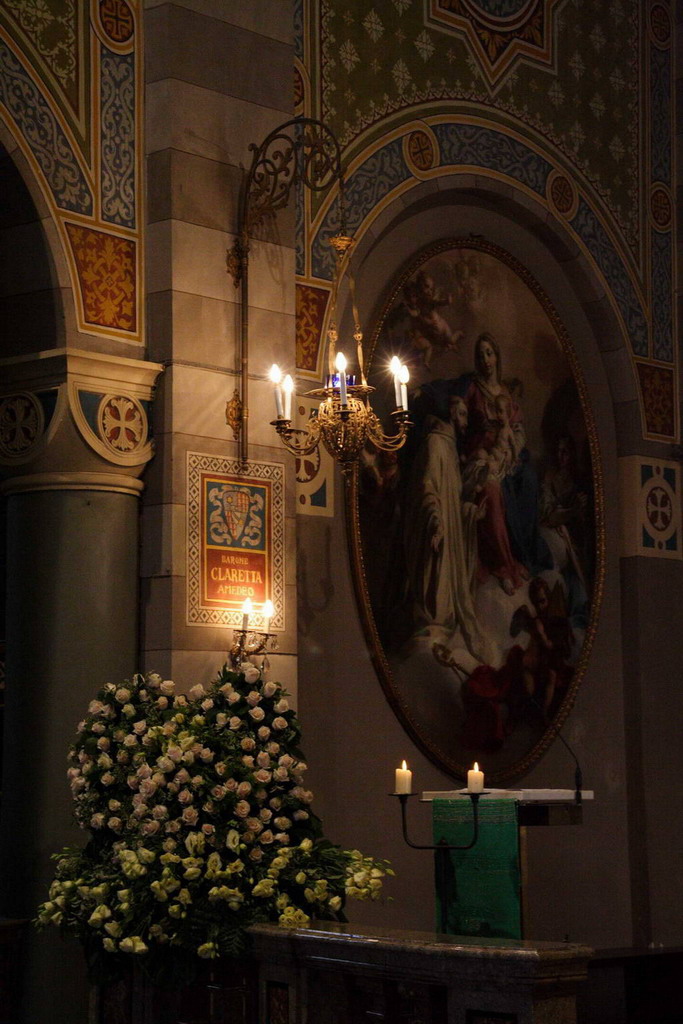 In chiesa per un matrimonio...