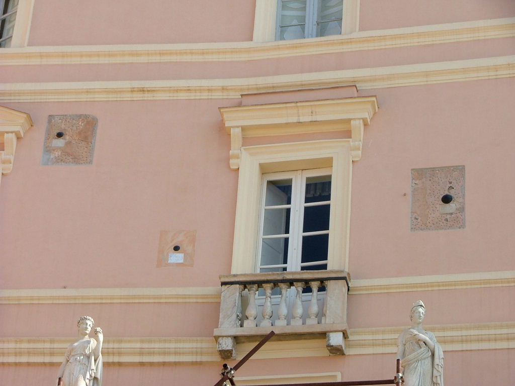 palle di cannone nel muro