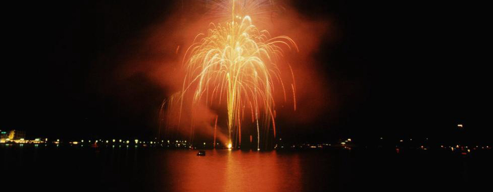 fuochi d'artificio sull'acqua