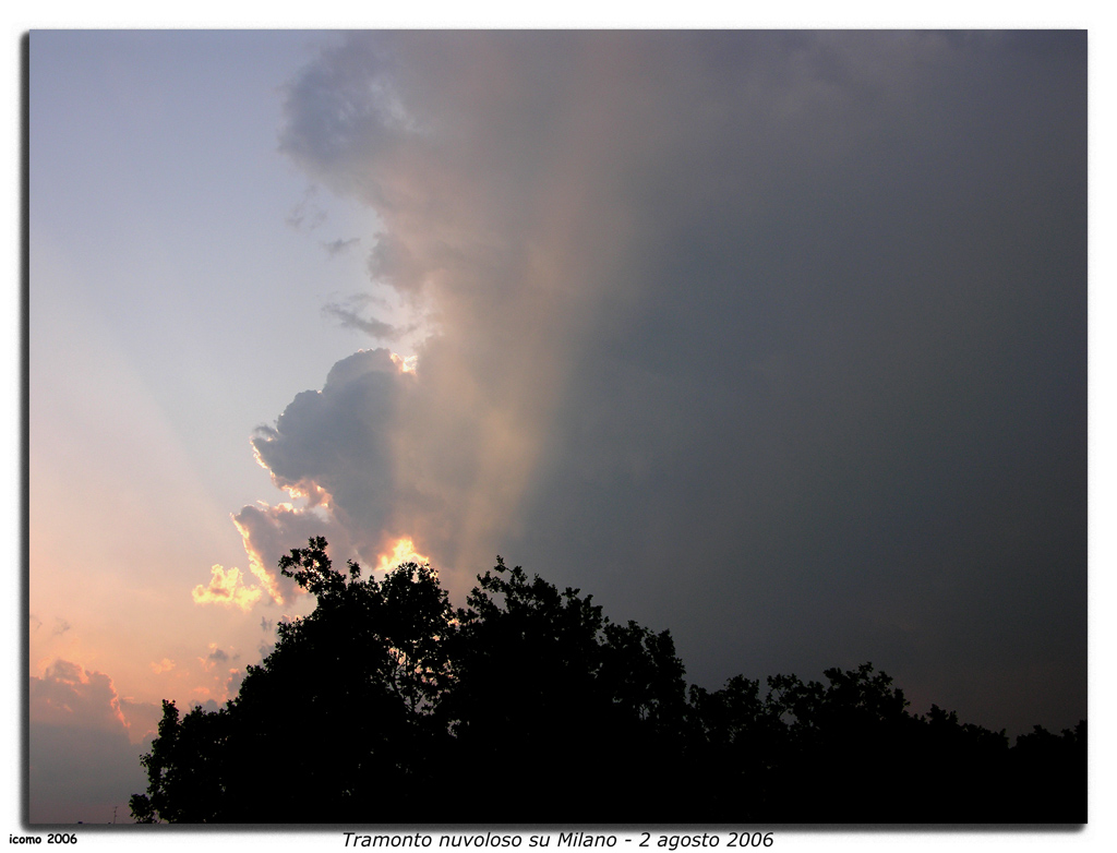 Tramonto nuvoloso su Milano 2