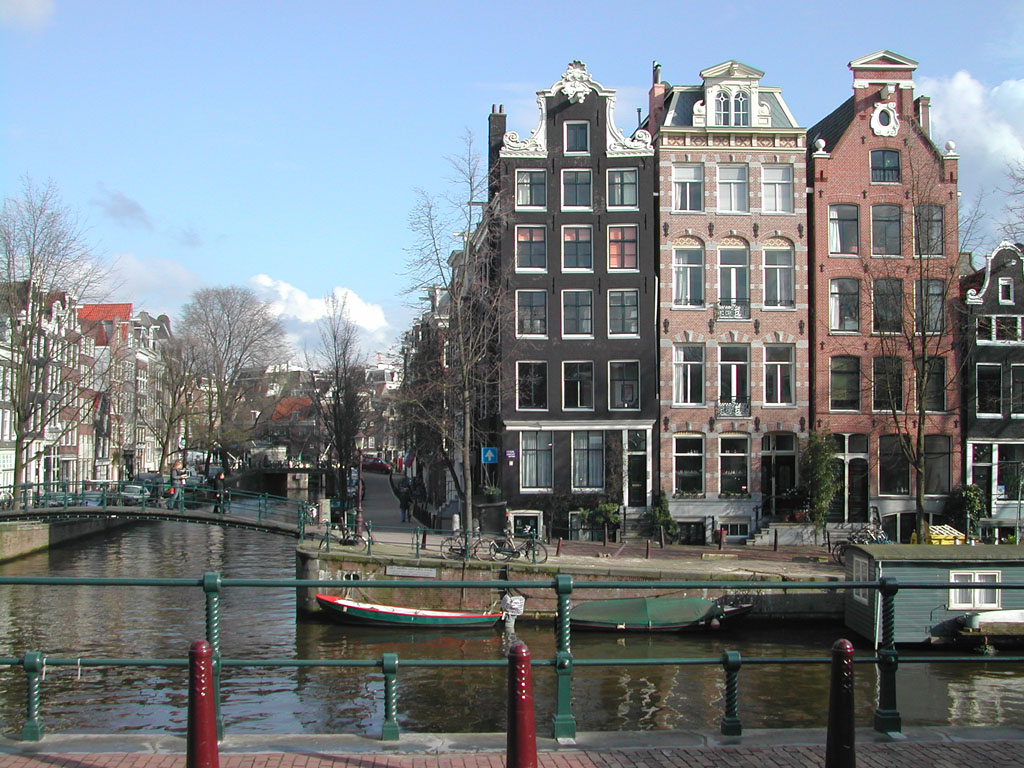 Amsterdam:ma siamo storti noi o le case?