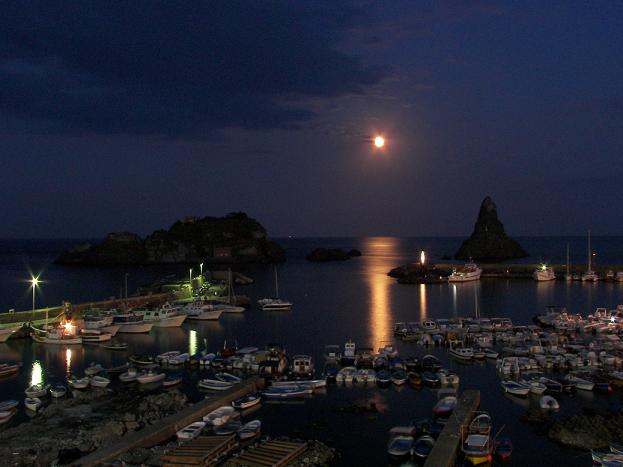 Luna Piena che si specchia nel mare dei Ciclopi