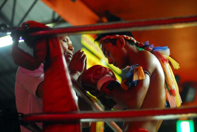 Thai boxe, la preghiera prima del match (Chiang mai, Thailandia)