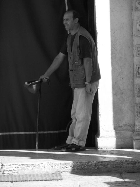 Anziano chiede elemosina