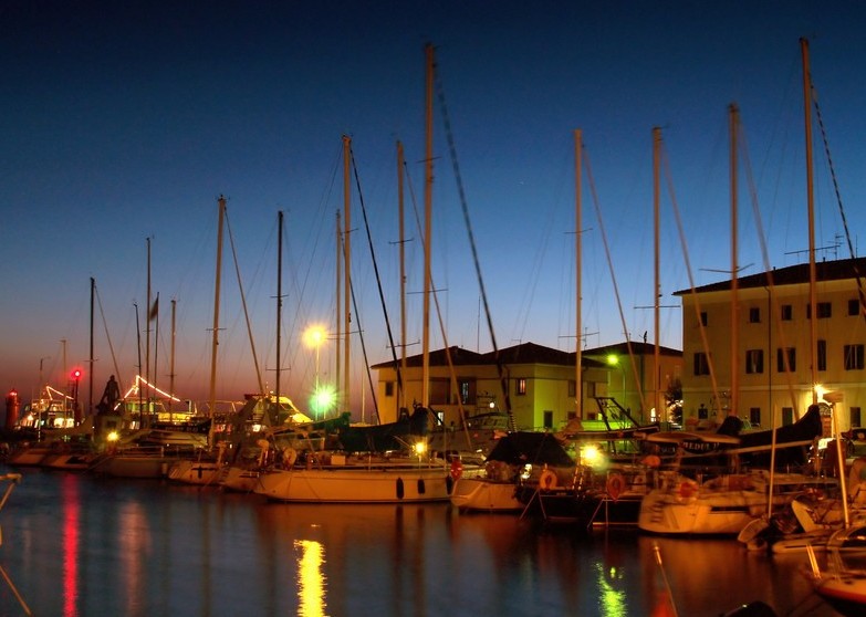 barche in porto dopo il tramonto