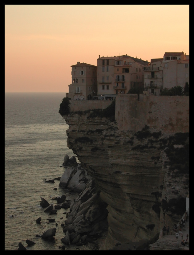 Vivere sul ciglio del burrone