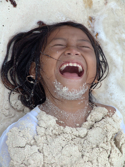 la bambina con gli orecchini d'oro