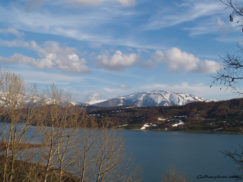 Paesaggio montano con lago