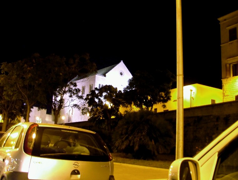 Chiesa oltre la muraglia