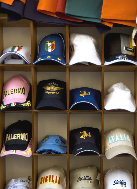 in Sicilia "va" il cappellino
