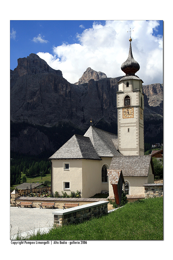 la chiesa di Colfosco con vista sul Sella