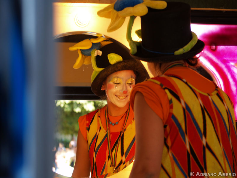 Caravan Circus: allo specchio.