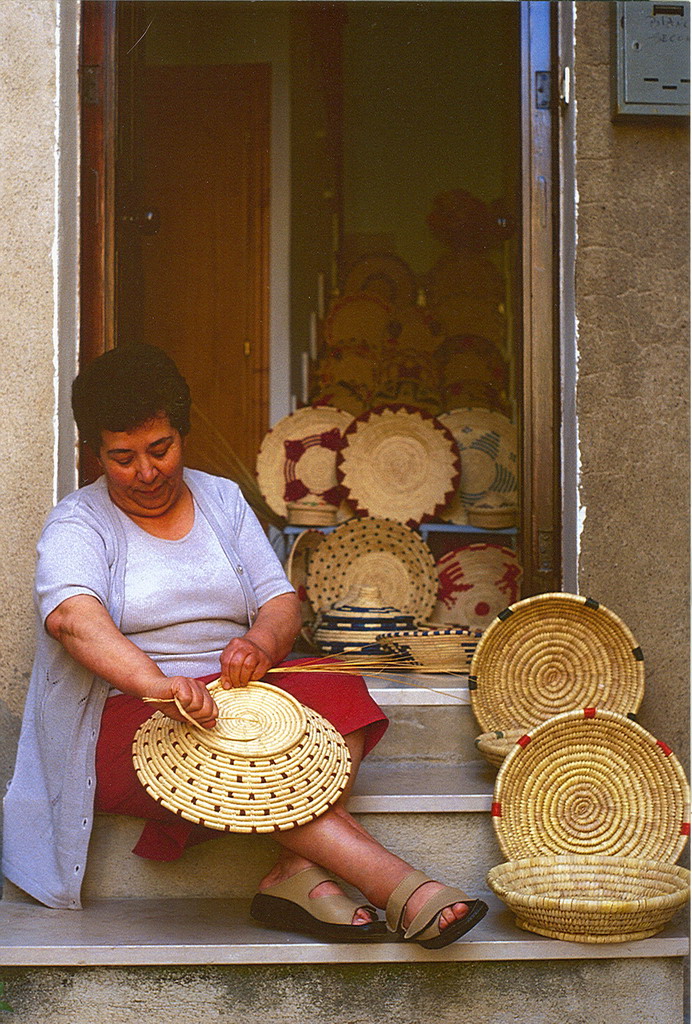 Castel sardo, cestinaia.