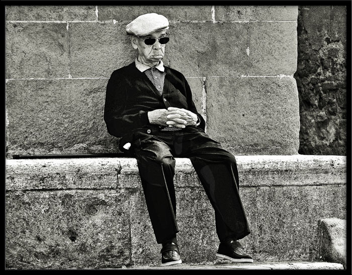 anziano distintamente seduto riposa