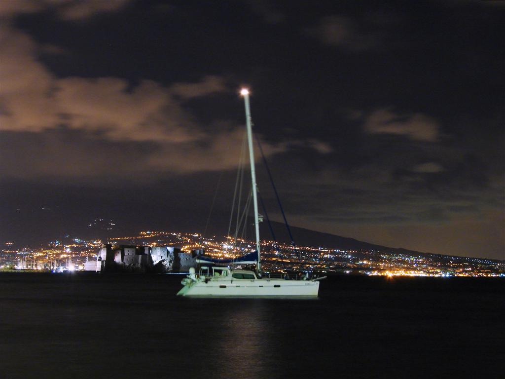 la notte le nubi il mare e una barca per sognare