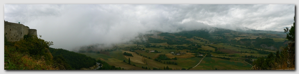 San Leo, estivo con nebbia