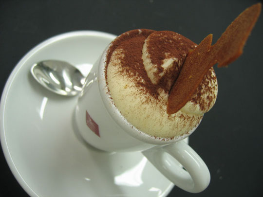 dolce creazione in tazzina