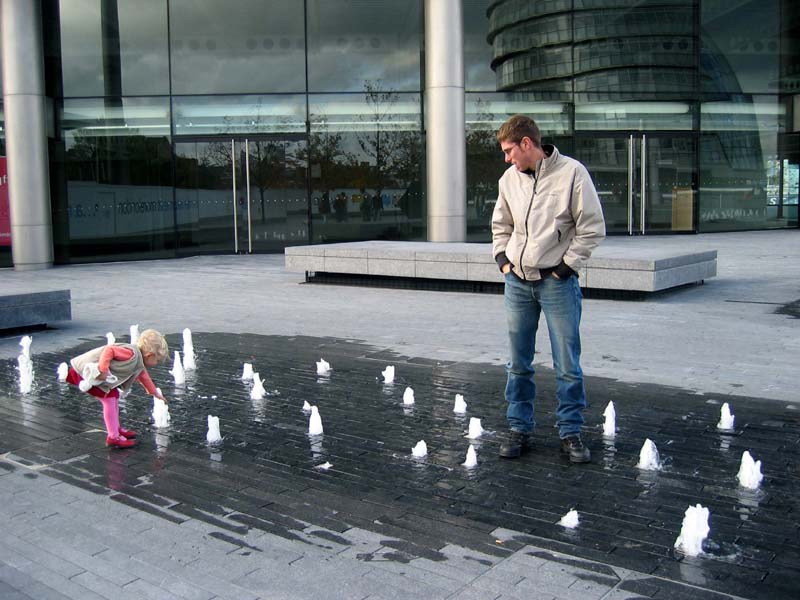 Piccola intrusa nella foto