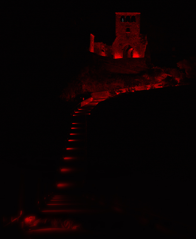 poco pi� di mezzo quintale di grida nel buio...