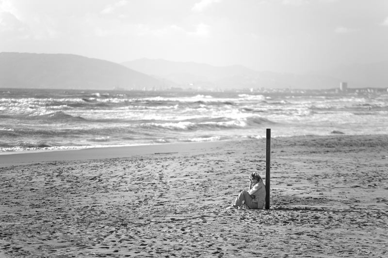 e per sfondo la mareggiata