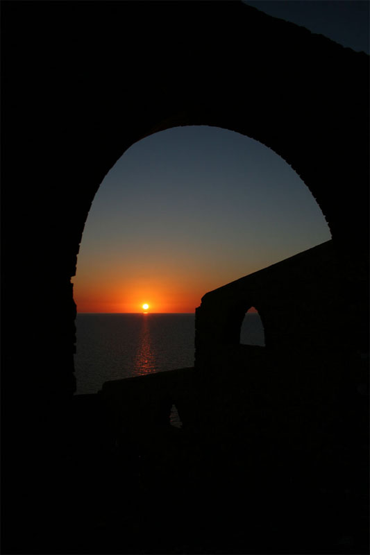 Tramonto tra l'arco