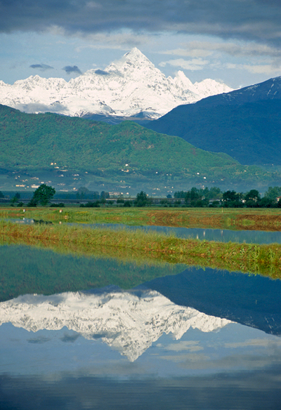 Il gigante si specchia