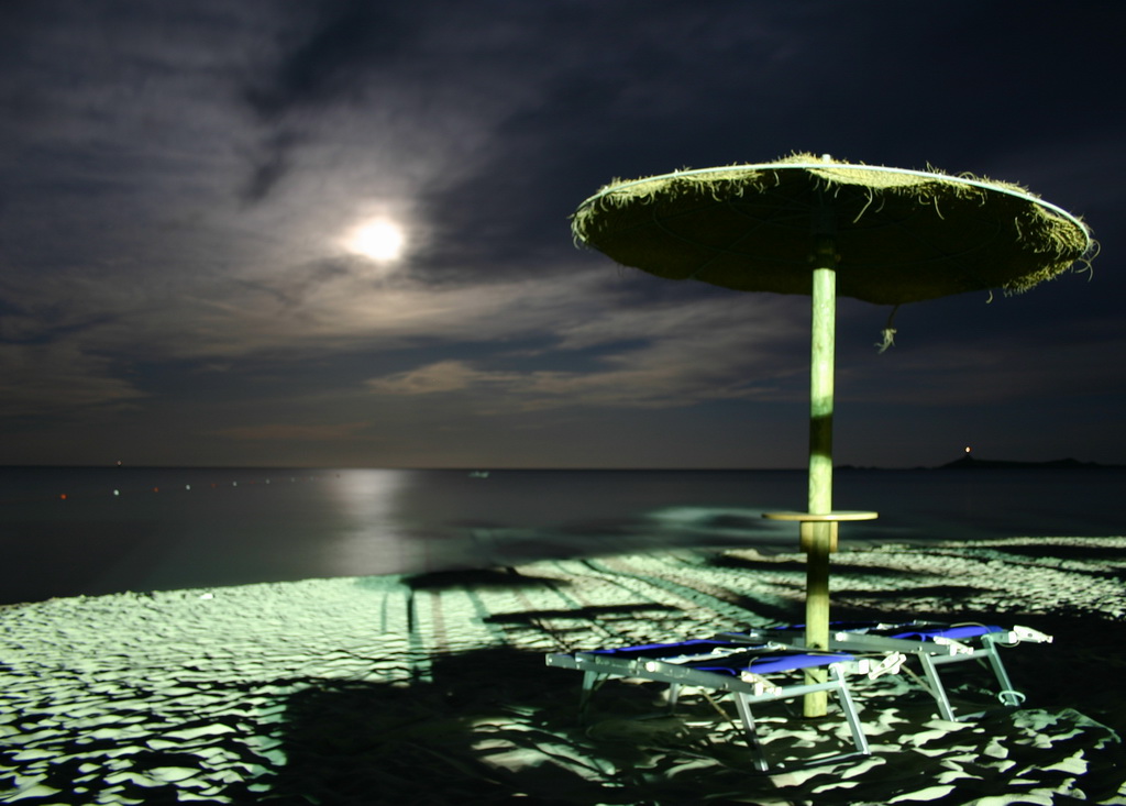Luna piena in spiaggia
