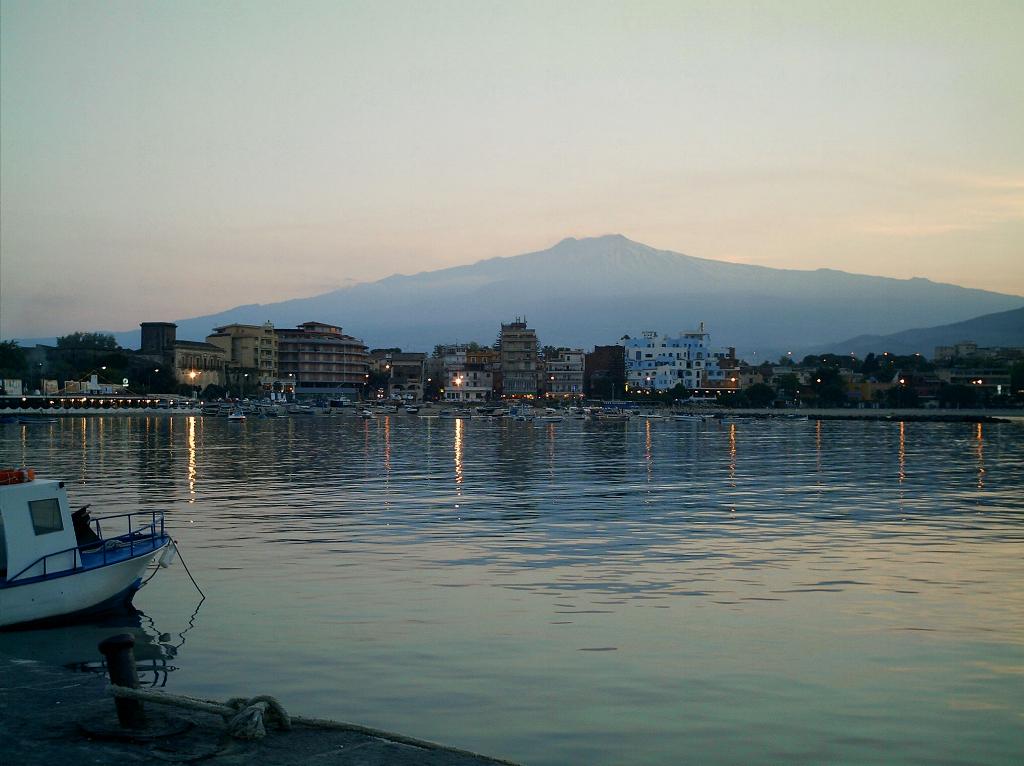 L'Etna vista dal mare