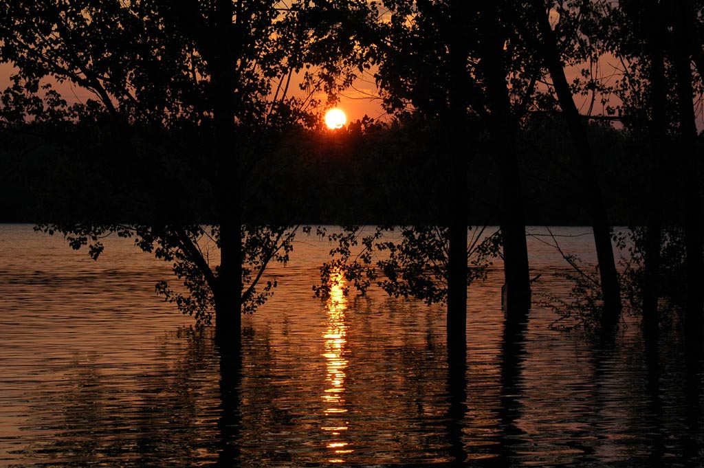 Tramonto sul Danubio in piena