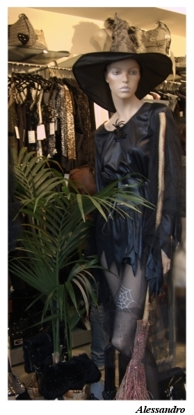 Strega affascinante ad Halloween