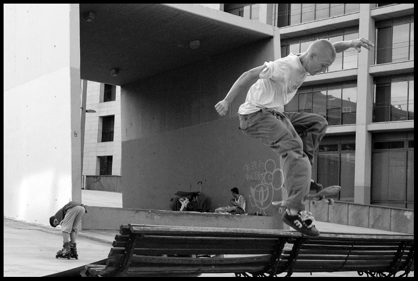 Bench gap & drog addicted