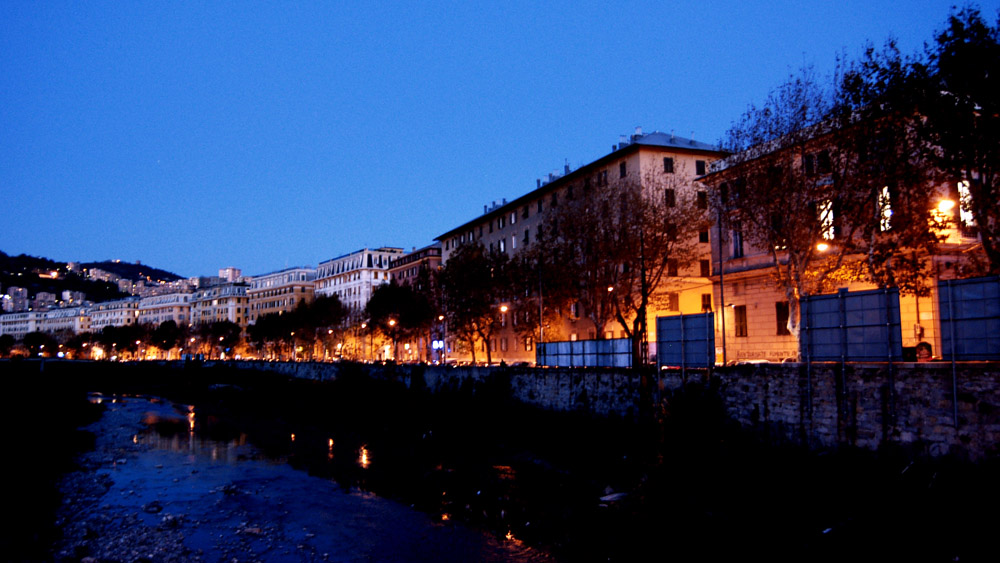 lungo fiume al tramonto