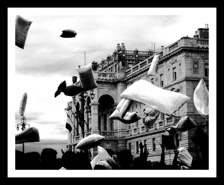 cuscini che volano in piazza