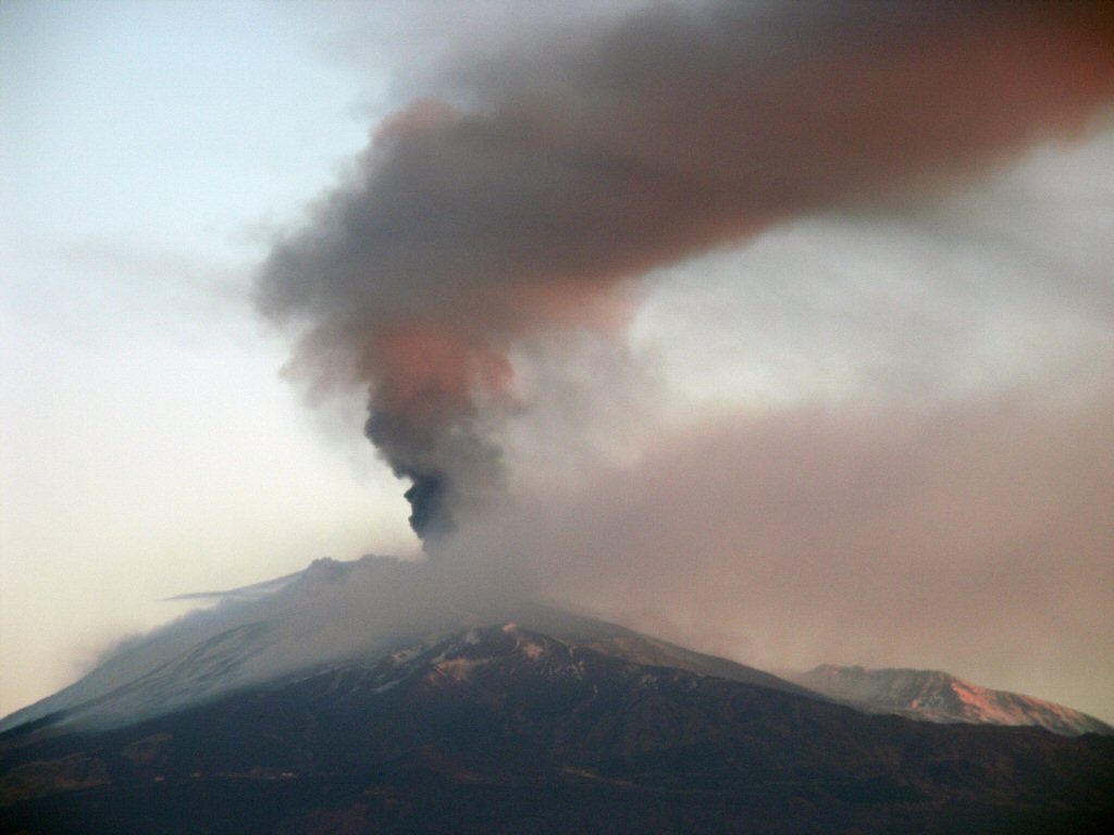 etna che fuma