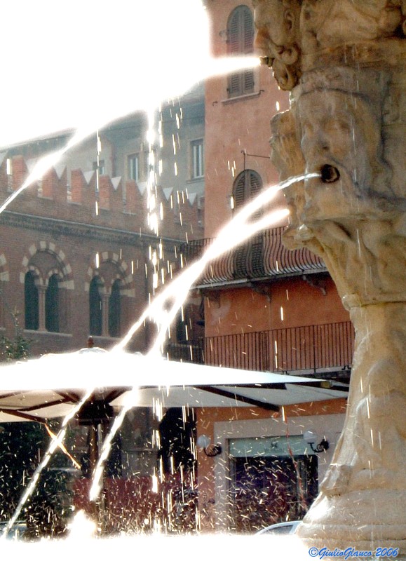 fontana in piazza delle erbe a Verona con riflesso del sole