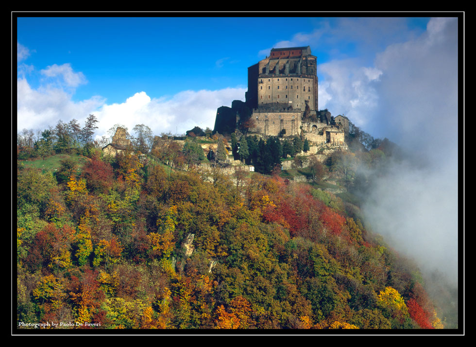 Alba nuvolosa sulla Sacra di San Michele. Avigliana, Torino