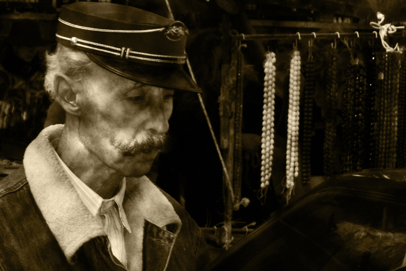 Venditore ambulante di Porta Portese a Roma