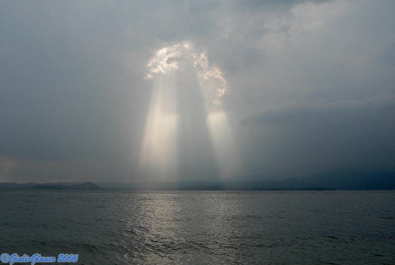 raggi di sole sul lago di garda