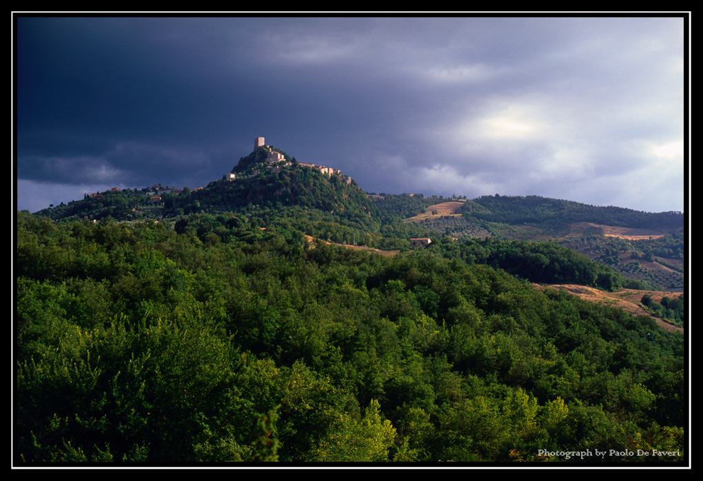 Castello e temporale. Castiglione d'Orcia