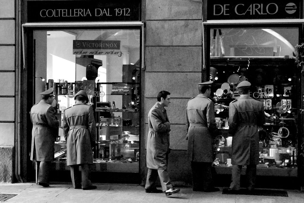 incuriositi dalle armi bianche