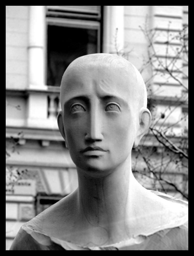 statua di un giovane frate a bolzano