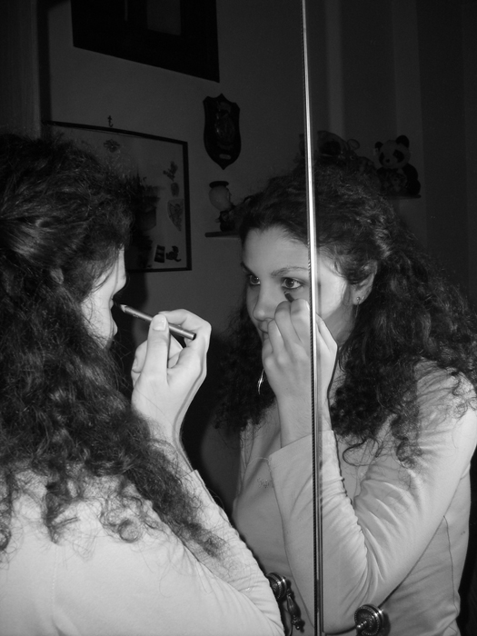 ragazza allo specchio
