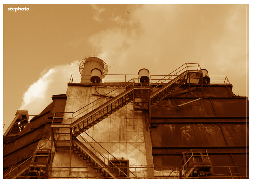 ...ciminiere sul mare...impossibile da spiegare...