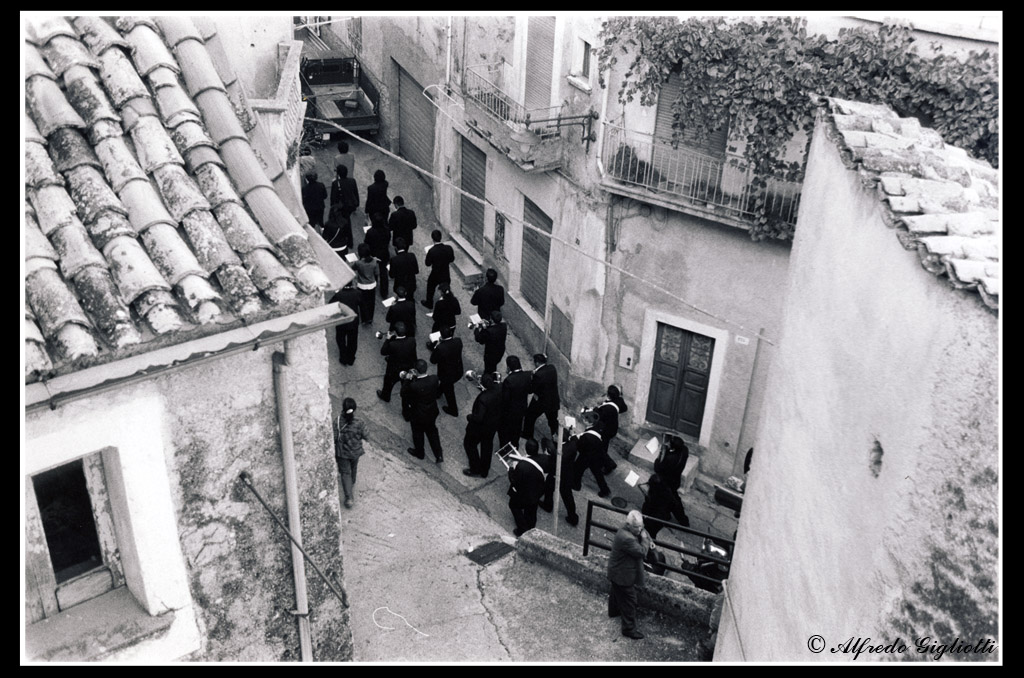 In processione per le vie del borgo...