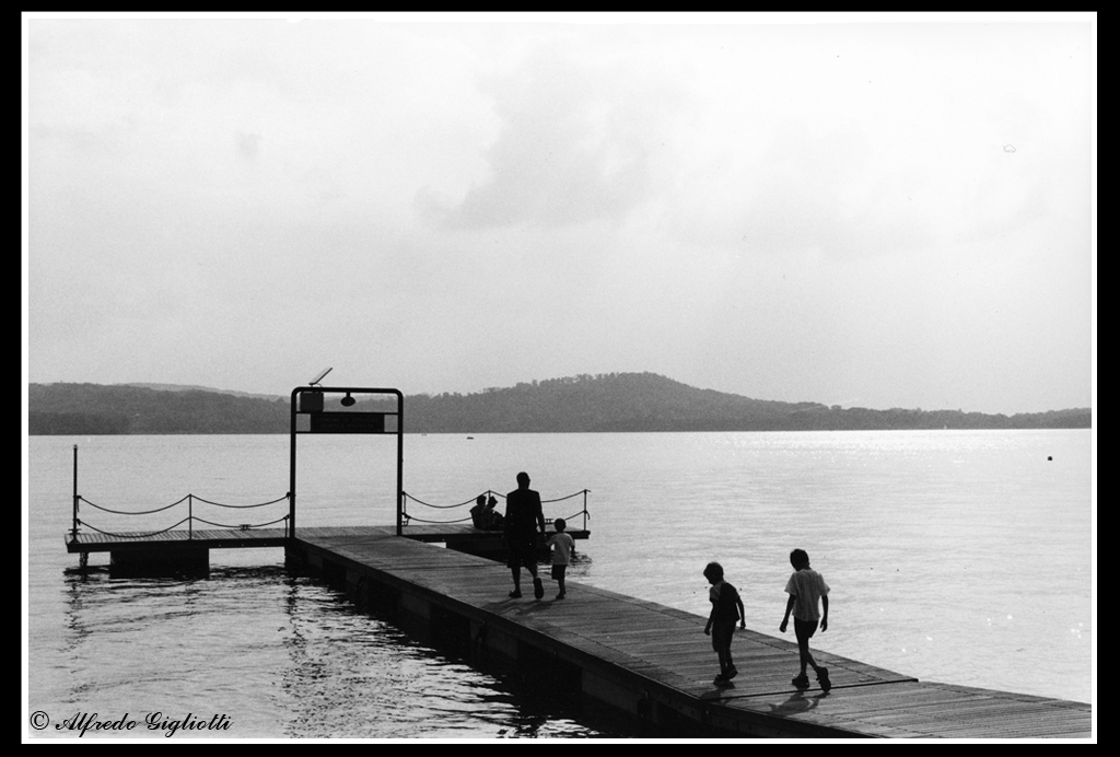 Passeggiando serenamente sul molo...