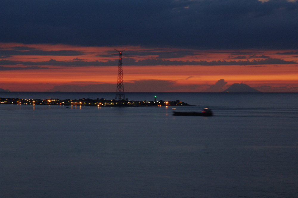 veduta dello stretto con la punta della sicilia " da cannitello "