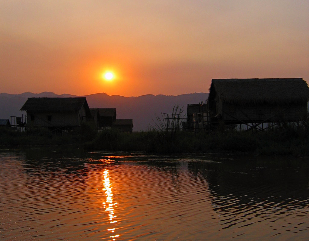 tramonto sul lago inle